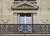 Balcon_d%27un_immeuble_parisien.jpg