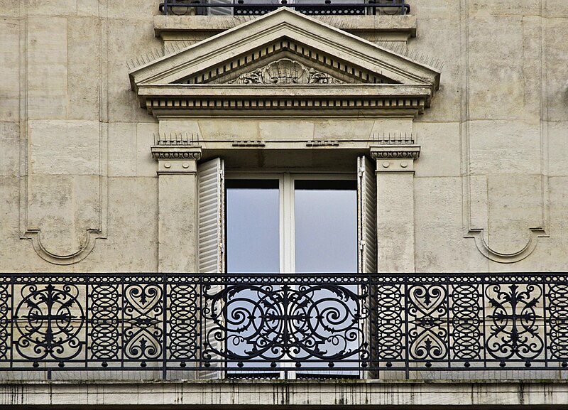 File:Balcon d'un immeuble parisien.jpg