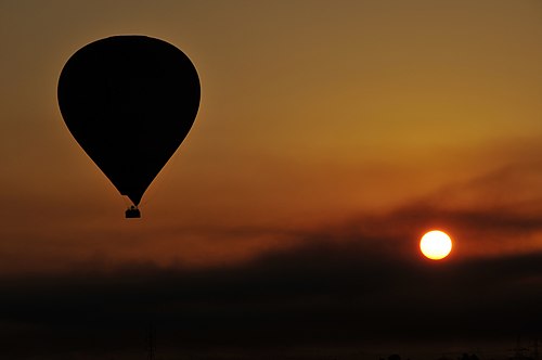 Balloon over Luxor - Egypt denoised.jpg