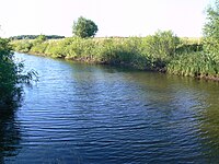 Baukštė 1 km severně od dálnice A1, MÚK Dauparai. Pohled po proudu, tj. k severozápadu