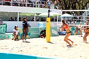 Deutsch: Beachvolleyball bei den Olympischen Jugendspielen 2018; Tag 9, 15. Oktober 2018; Mädchen, Viertelfinale: USA-Spanien 2–1 (21–19/17–21/15–9) English: Beach volleyball at the 2018 Summer Youth Olympics at 15 October 2018 – Girls Quarterfinals: USA-Spain 2–1 (21–19/17–21/15–9)