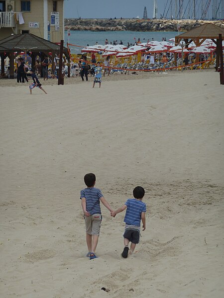 File:Beaches of Tel Aviv P1140122.JPG