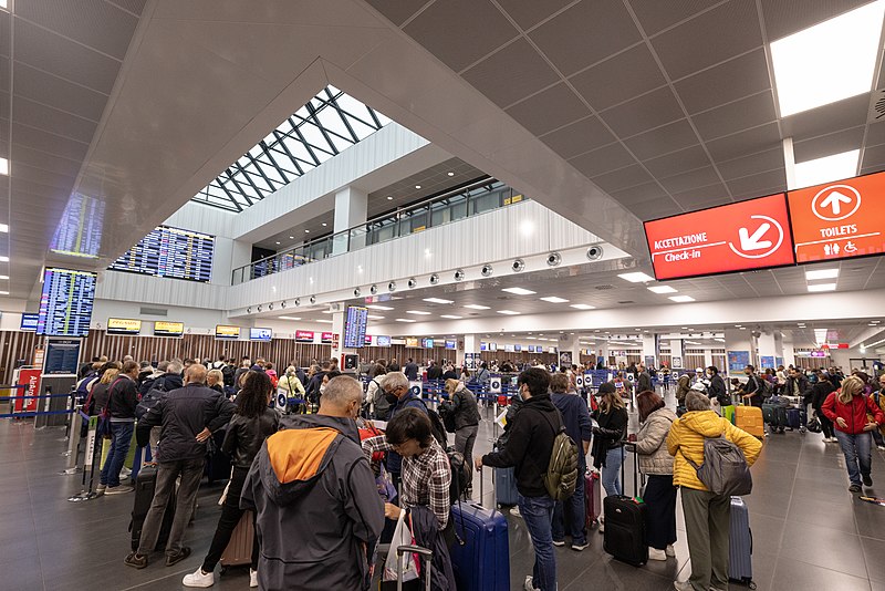 File:Bergamo airport terminal.jpg