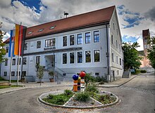 Bergkirchner Rathaus, im Hintergrund St. Johannes Baptist ⊙48.25637311.362873