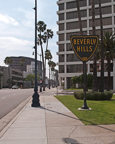 File:Beverly Hills sign on Wilshire.jpg