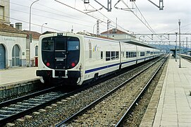 Talgo VII Almería–Madrid en la estación de Linares-Baeza