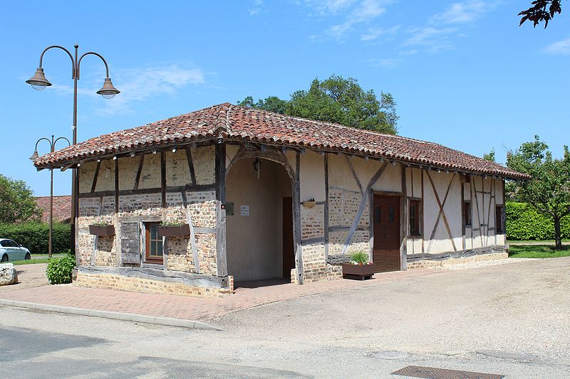 File:Bibliothèque St Genis Menthon 01.jpg