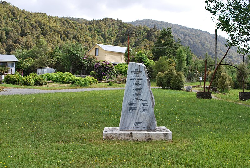 File:Blackball War Memorial.JPG