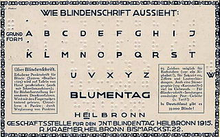 Eine vergilbte Postkarte ist mit Braillezeichen und erläuterndem Text in Schwarzschrift bedruckt. Unter der Überschrift „WIE BLINDENSCHRIFT AUSSIEHT“ folgen in 5 Reihen die 26 Buchstaben des Alphabetes in Brailleschrift und darunter in Schwarzschrift sowie die Wörter „BLUMENTAG HEILBRONN“. In zwei weiteren Texttafeln stehen in sehr kleiner Schwarzschrift Erläuterungen zur Brailleschrift. Sie enden mit dem Satz „In Deutschland gibt es 35000 Blinde!“