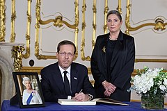 妻のミハル・ヘルツォグと（2022年9月18日）