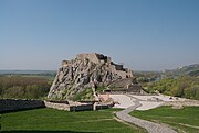 Bratislava-Devín - pohled na severní část hradu Devína od jihu 2.jpg