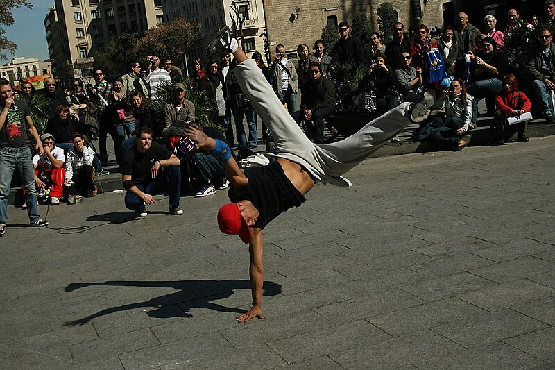 File:Breakdance en una plaza de Barcelona.jpg