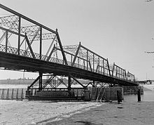 1985 view of the previous bridge, prior to its removal Broadway Bridge.jpg