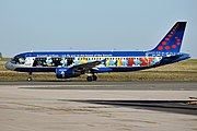 Airbus A320 (OO-SND) dengan livery The Smurfs