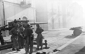 Bundesarchiv Bild 101I-568-1539-29A, Italien, Fallschirmjäger mit Flakgeschütz.jpg