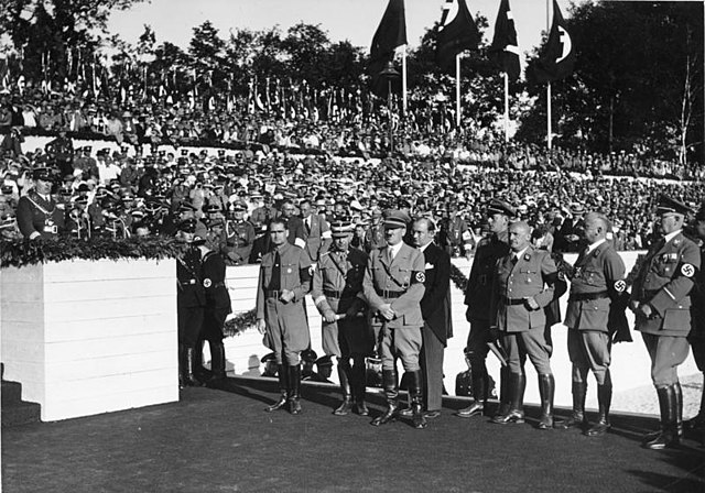 Photographie en noir et blanc d'Adolf Hitler lors du congrès du Parti nazi de 1935 à Nuremberg.