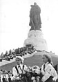 Delegation der Pionierorganisation Ernst Thälmann 1954 am Sowjetischen Ehrenmal im Treptower Park