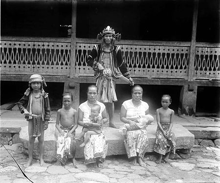 ไฟล์:COLLECTIE_TROPENMUSEUM_Een_familie_op_Nias_TMnr_10005771.jpg