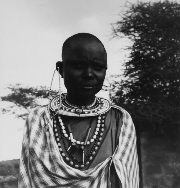 File:COLLECTIE TROPENMUSEUM Portret van een blinde Masai vrouw bij de grens tussen Kenya en Tanzania TMnr 20014288.jpg