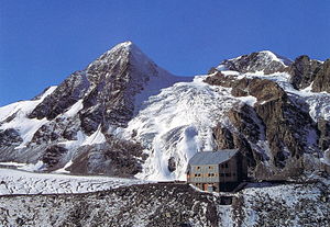 Die Hütte mit dem Corbassièregletscher und dem Petit Combin im Hintergrund