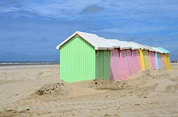 Cabines de bain sur la plage de Berck (Pas-de-Calais). (définition réelle 4 844 × 3 175)