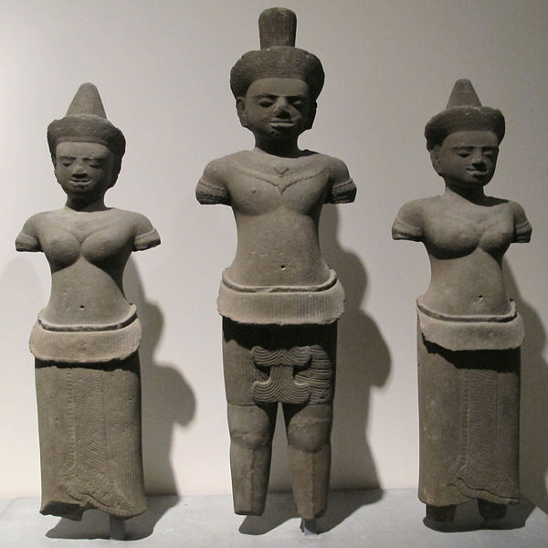 File:Cambogia, shiva e due divinità femminili, da vat po metrey, stile di angkor vat, 1100-1175 ca..JPG