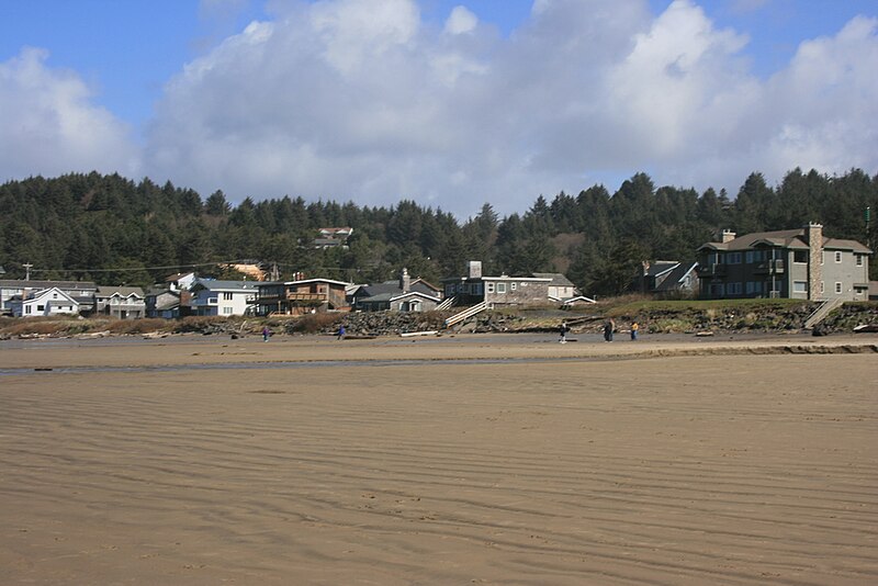 File:Cannon Beach OR beach and houses 2.jpg