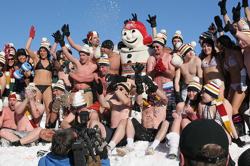 File:Carnaval de Québec - bain de neige avec le mascotte Bonhomme Carnaval (13-02-2010).jpg