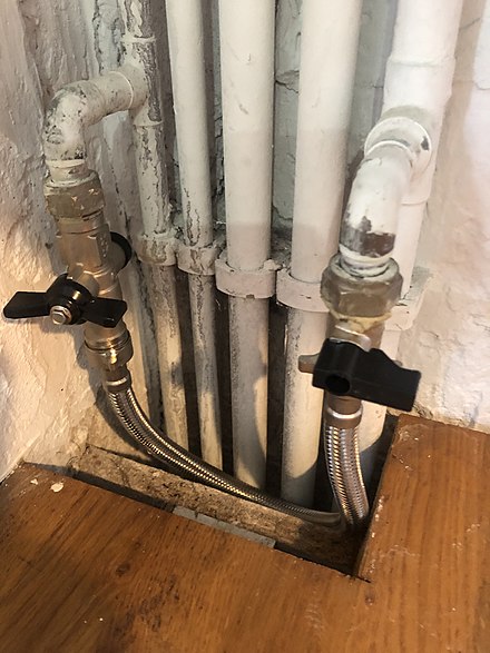 A straight braided filling loop used to add water to a sealed central heating system in the UK