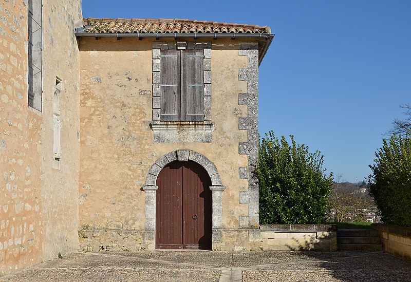 File:Chalais St-Martial Entrée cloître 2014.jpg