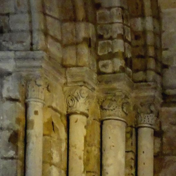 File:Chapiteaux de la chapelle St-Firmin, Saint-Denis 1.jpg