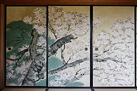 פוסומה עם ציור של עץ דובדבנים