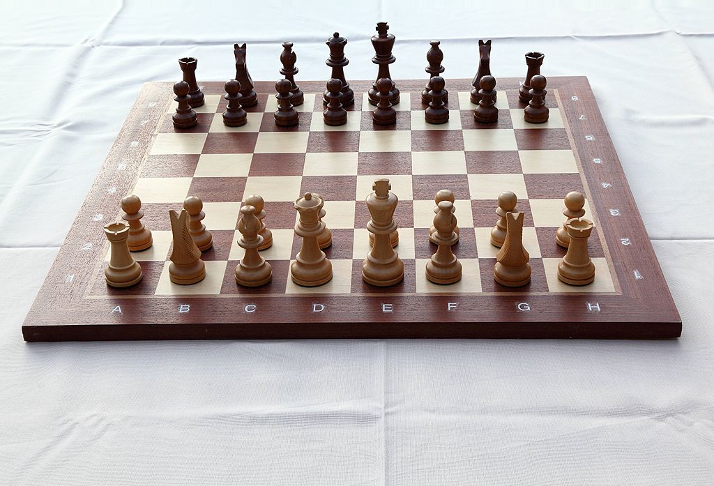 File:Chess board with chess set in opening position IMG 5994.JPG -  Wikimedia Commons