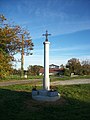 Placer au sommet d'un colonne, une croix en fer forgé de la crucifixion de Jésus.