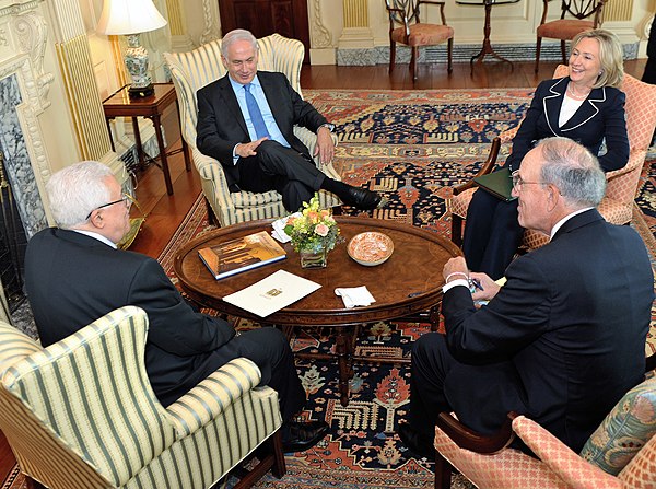 Netanyahu, together with Mahmoud Abbas, Hillary Clinton and George J. Mitchell at the start of the direct talks on 2 September 2010.