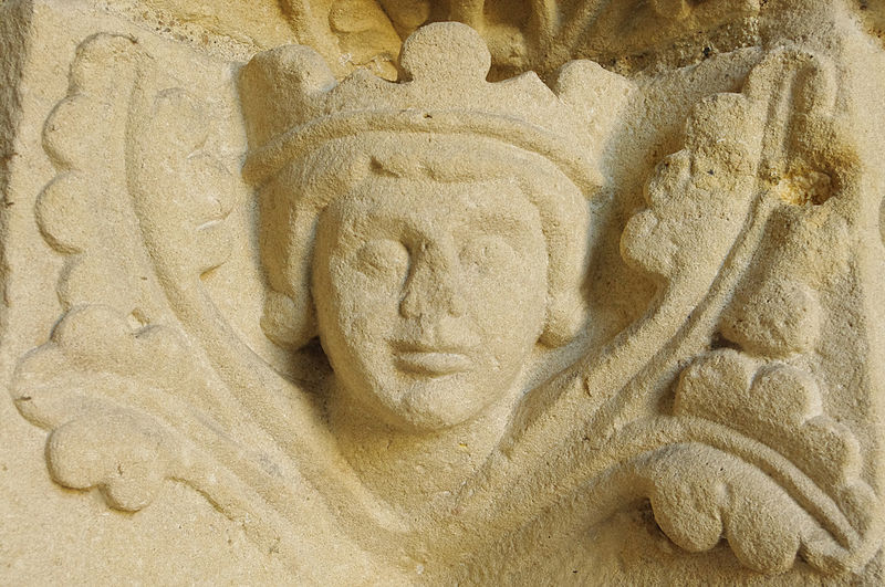 File:Collégiale de Candes Saint-Martin tête de roi portail.jpg