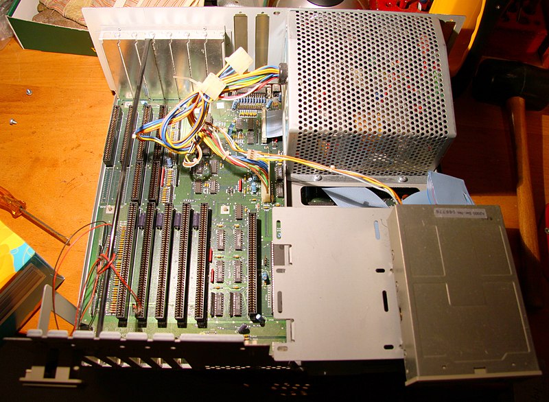 Archivo:Commodore Amiga 2000 rev. 6.2 , case with lid removed.jpg