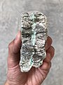 رقائق بوليليثيونيت كبيرة على عينة وجدت من قِبل الليثيوم البريطاني بالقرب من سانت أوستل، كورنوال، إنجلترا.