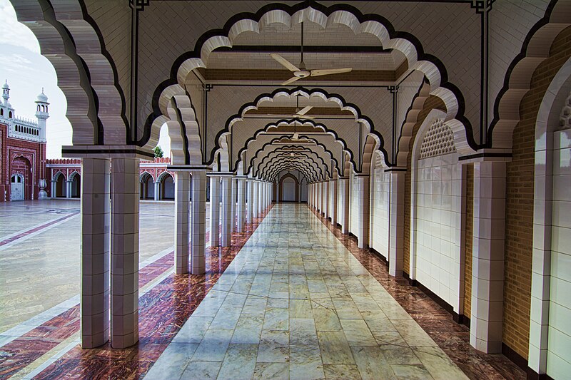 File:Courtyard of Shrine of Shah Burhan, Chiniot.jpg