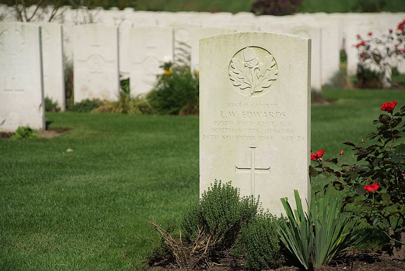 File:Coxyde Military Cemetery 2.jpg