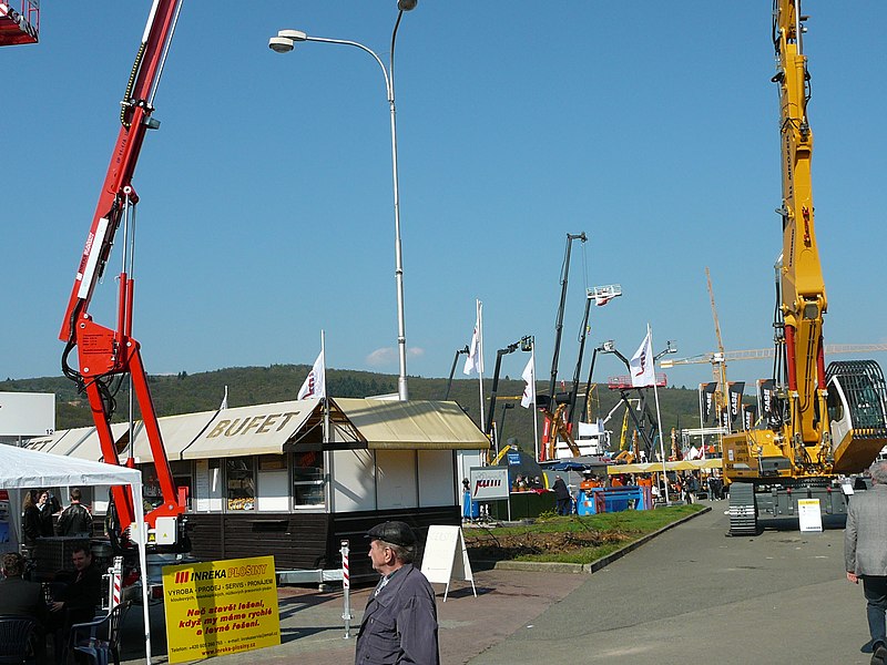 File:Cranes on the SHK.JPG