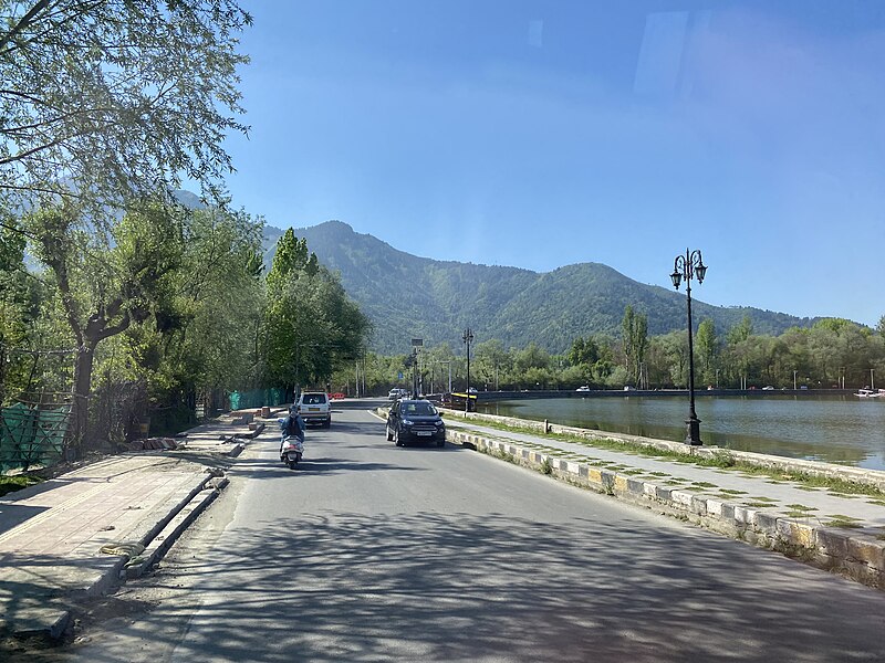 File:Dal lake and around, Srinagar - vrvvkbjk2k23iph (147).jpg