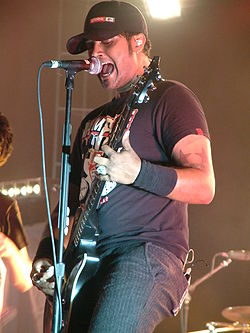 Dave Baksh на концерті Ottowa Bluesfest. 7 липня 2003