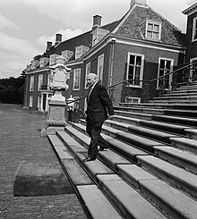 Den Uyl leaves Paleis Ten Bosch where he spoke with queen Juliana (31 May 1977). Den Uyl bij vertrek, Bestanddeelnr 929-2038.jpg