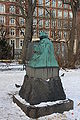 "Det lider mot skymning", skulptur af Aron Jerndahl 1902, støbt i bronce af Otto Meyer Fud., Stockholm. Skænket af Legatet Albertina og opstillet i 1904 i Østre Anlæg, indgangen ved Sølvtorvet, København, Danmark.