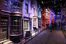 Une vue d'ensemble du décor du chemin de Traverse (façades de magasins protégées par des barrières) aux studios Harry Potter