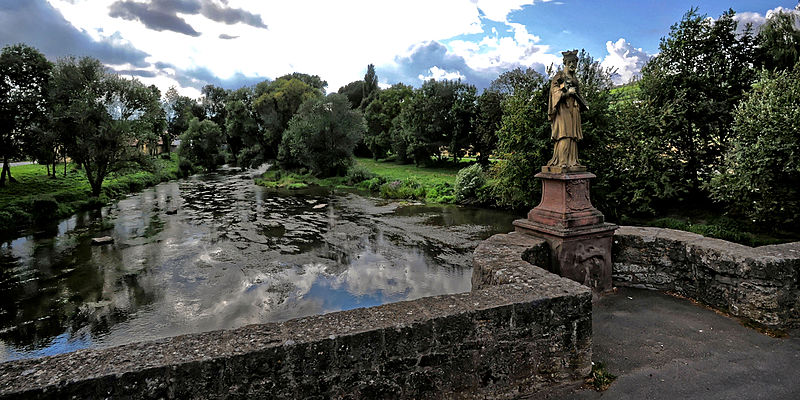 File:Die 1743 von Balthasar Neumann erbaute Tauberbrücke in Tauberrettersheim. 04.jpg