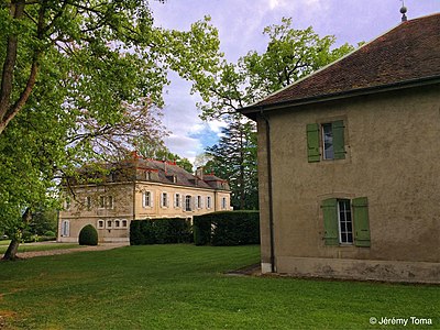 La deuxième dépendance et le château.