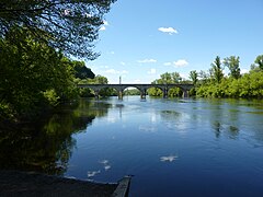 En amont du viaduc de Mareuil entre Le Roc à gauche et Peyrillac-et-Millac en rive opposée.