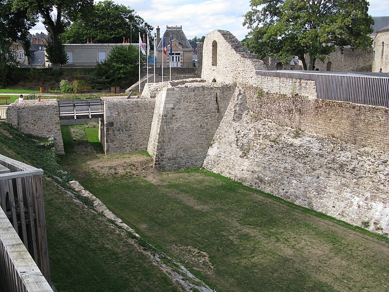 File:Douves du château, Mayenne.jpg